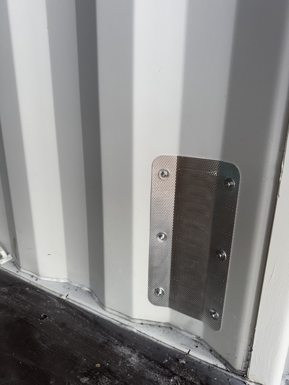 Screened passive vent inside a shipping container